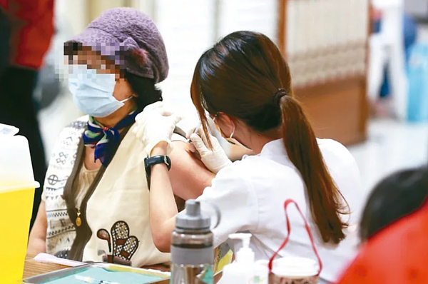 公費流感疫苗開打,符合接種資格者請盡快預約。聯合報資料照片