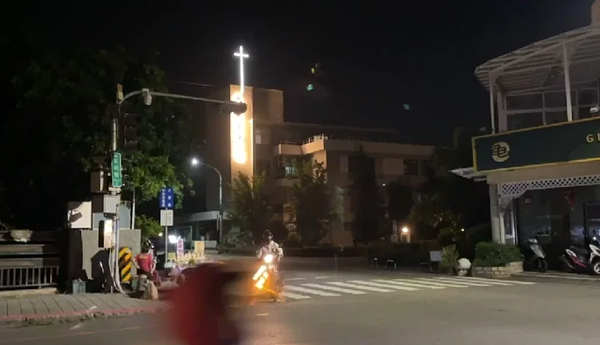 小犬颱風來襲，台東市區尚未出現風雨，中華路、臨海路一帶卻突然停電。記者徐白櫻／翻攝