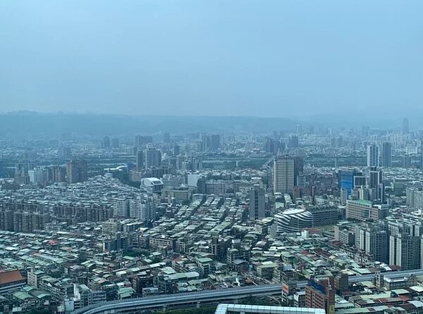 雙北居大不易,新北市議員彭佳芸認為社宅租金分級應該更細緻,才能滿足更多種類收入需求。記者葉德正/攝影