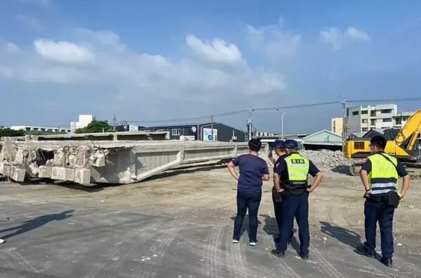 台南市臨安橋拆除的巨大橋體，包商運送到喜樹地區的空地堆置打成碎石，居民抱怨造成噪音與環境汙染。圖／市議員周嘉韋提供
