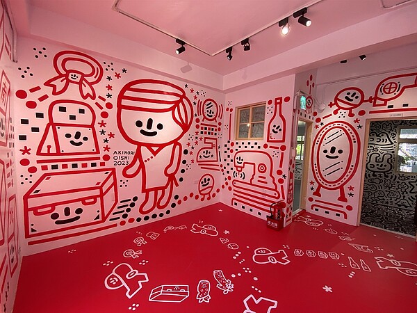 三重空軍一村保存有日治時期構築的遺跡,連假期間來訪可參觀以眷村一家人生活日常為題材的大石曉規特展。圖/新北市政府提供