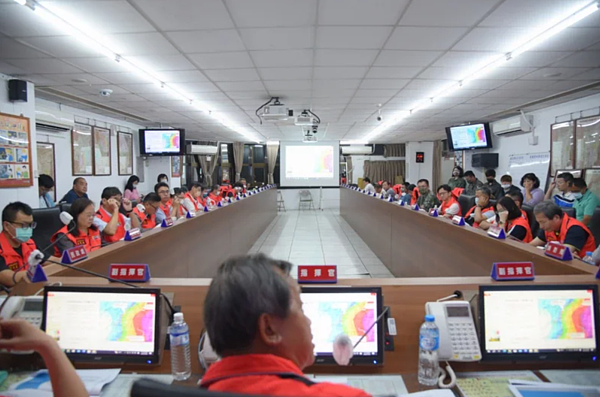 南投縣災害應變中心晚間開防災會議,要求山區村落加強人員收容和物資整備。圖/南投縣政府提供