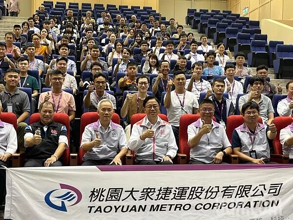 桃園市長張善政今天下午到桃捷公司勉勵新進員工,也宣布加薪4至5%,讓現場員工拍手歡呼。記者朱冠諭/攝影