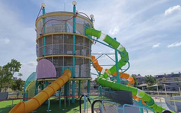 馬卡龍公園高塔遊戲區保養完成。圖/台中市政府提供