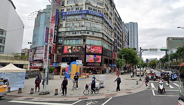 西門町老店成都楊桃冰舊址今年3月以25萬元月租金由伴手禮店業者承租,租金收益率約3.5%,表現出歷經疫後復甦北市一級商圈店面投報率新標竿。圖/google map