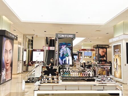 板橋大遠百1樓化妝品新增TOM FORD等品牌,今年周年慶共將推出超過5萬組特惠組。(吳奕萱攝)