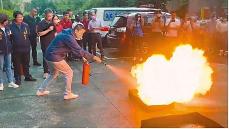 
基隆市消防局4日舉行優化乾粉滅火器說明會，市長謝國樑強調3年內逐步汰換舊式乾粉滅火器。（徐佑昇攝）
