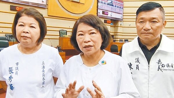 嘉義市鐵路高架化配合款暴增至48.2億,市長黃敏惠(中)4日重批中央開「芭樂票」。(廖素慧攝)