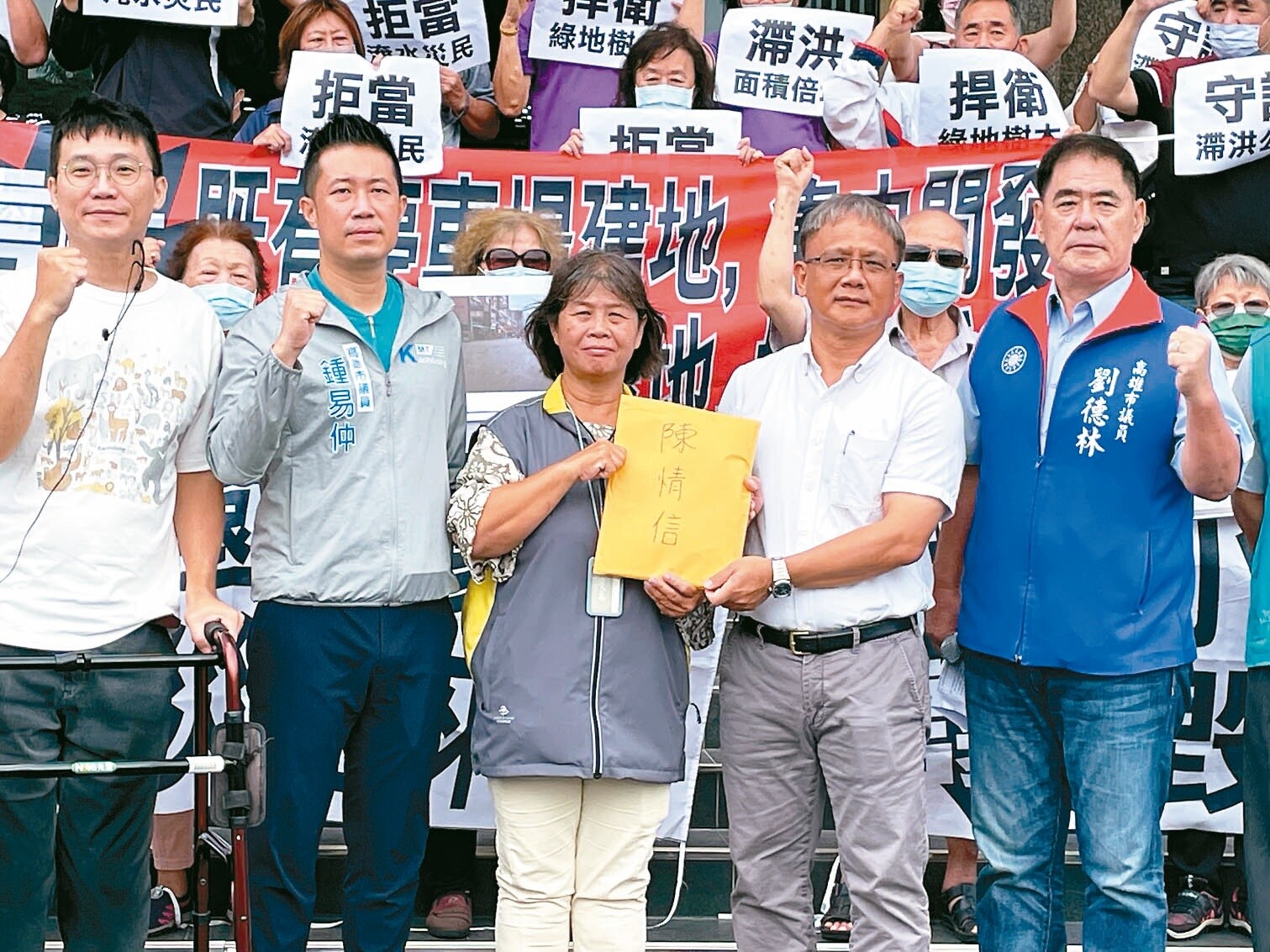 高雄市鳳山區文德里長謝智華（左三起）代表淹水地區里民，遞交陳情書給市政府代表水利局總工程司蔡易勳。記者徐如宜／攝影 