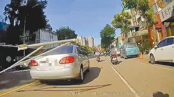 台中市興建中的新建案「國泰THE PARK」4日發生鷹架意外掉落工安事件,差點就砸中路過的車輛,都發局依法開罰並限期改善。(民眾提供/張亦惠台中傳真)