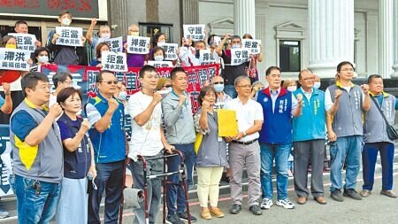 環團4日赴高市議會抗議,要求停止開發小貝湖,否則恐讓下游居民飽受淹水之苦。(柯宗緯攝)