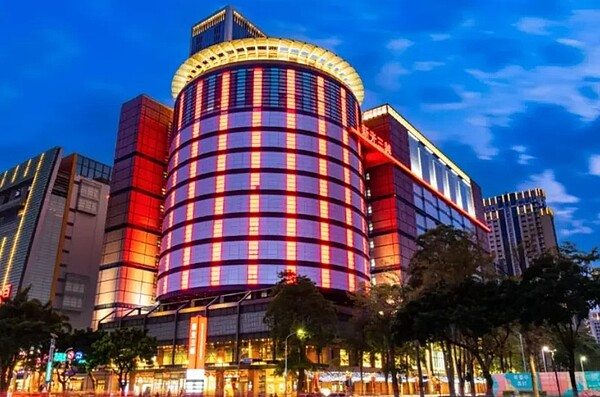 中颱小犬撲台,全台18縣市今日停班停課,但正逢多家百貨周年慶首日,新光三越台中中港店等台中百貨據點幾乎都有營業。圖/新光三越提供