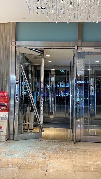 中颱「小犬」來襲，台中新光三越靠近台灣大道的內側大門，今晚疑似風大遭破裂，玻璃碎滿地，幸無人受傷。圖／翻攝自記者爆料網
