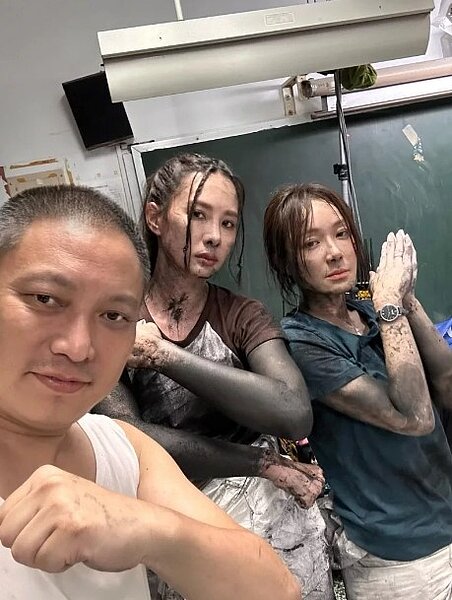 錢人豪（左）拍攝「孔雀魚」期間，經常分享與演員們的合照，包括尹馨（右起）、安心亞等人。圖／摘自臉書
