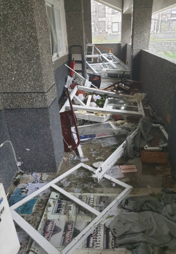 蘭嶼中學多間辦公室、教室門窗被吹垮、現場一片狼藉。圖／蘭嶼中學國小提供