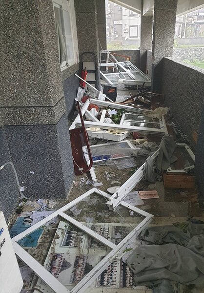 蘭嶼中學多間辦公室、教室門窗被吹垮、現場一片狼藉。圖／蘭嶼中學國小提供