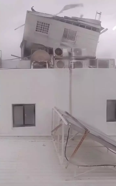 小犬颱風來襲,恆春半島首當其衝,墾丁一處四樓頂鐵皮屋遭強風吹走。圖/取自李麗雲影片截圖