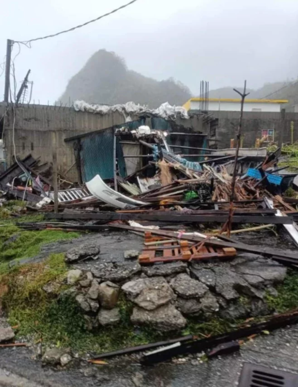 中颱小犬颱風中心今天通過台灣最南端，台東蘭嶼不少房子垮了、車子也被吹翻。圖／賴坤成提供