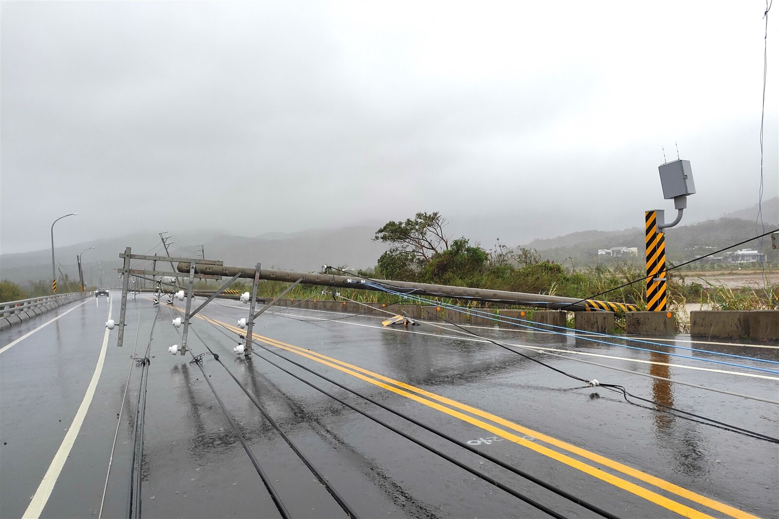 中颱小犬颱風中心今天上午通過屏東恆春半島,重創連接恆春滿州200縣道上的電桿,估計20多支電桿被強風吹斷倒在路上,但永靖村東向路段的測速照相桿依然屹立不搖,民眾直呼「該倒的不倒!」記者潘欣中/攝影