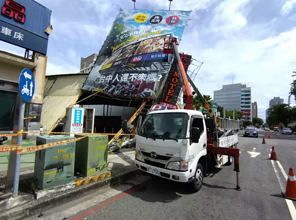 台中南屯區1棟鐵皮屋被強風吹垮。記者曾健祐／翻攝