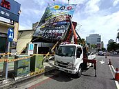 小犬颱風來襲　台中整棟鐵皮屋遭吹垮壓隔鄰　屋主緊急拆