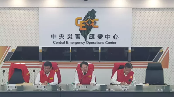 中央災害應變中心指揮官、內政部長林右昌上午表示，搶修工作以人員安全為優先，尤其綠島及蘭嶼風雨仍大，於天候狀況許可下進行搶修。記者王長鼎／翻攝