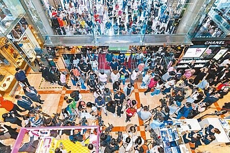 新光三越周年慶風雨生信心,首日買氣現再創新高。(石智中攝)