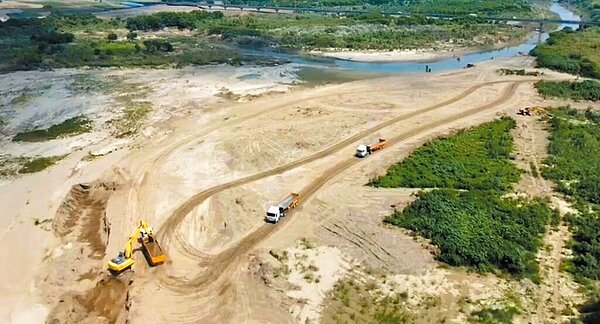 經濟部水利署第五河川分署5日宣布赤蘭溪治理計畫獲核定,另在八掌溪下游的疏浚工程持續進行中,同時尋求方法為土方去化解套。圖/第五河川分署提供