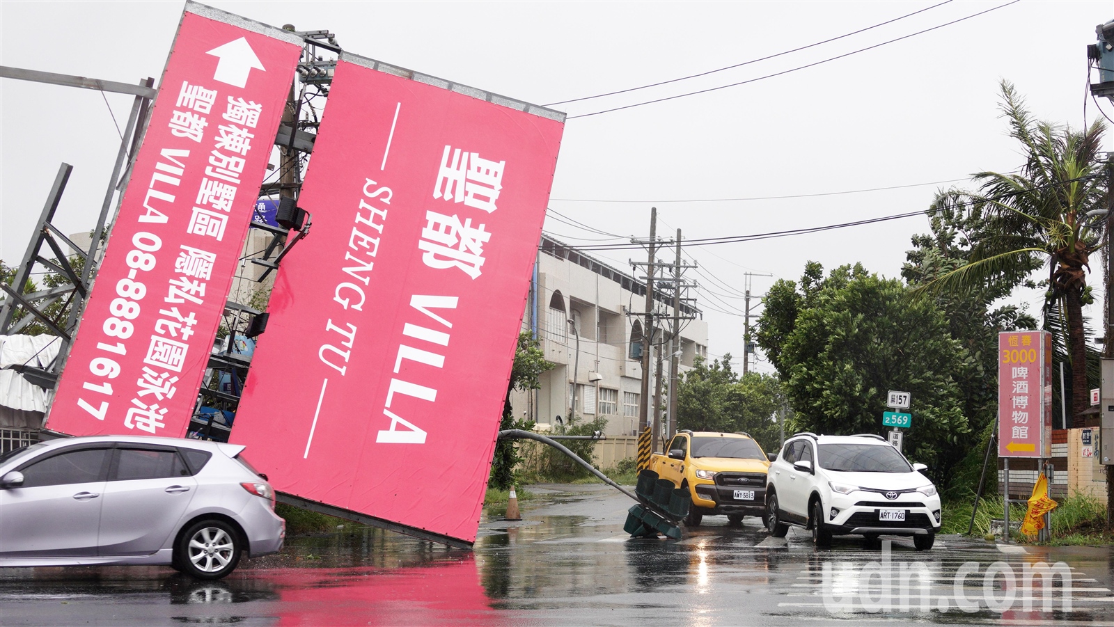 中颱小犬為南台灣帶來災情，屏東恆春鎮上一處廣告招牌倒塌，車輛只能勉強通過。記者劉學聖／攝影 