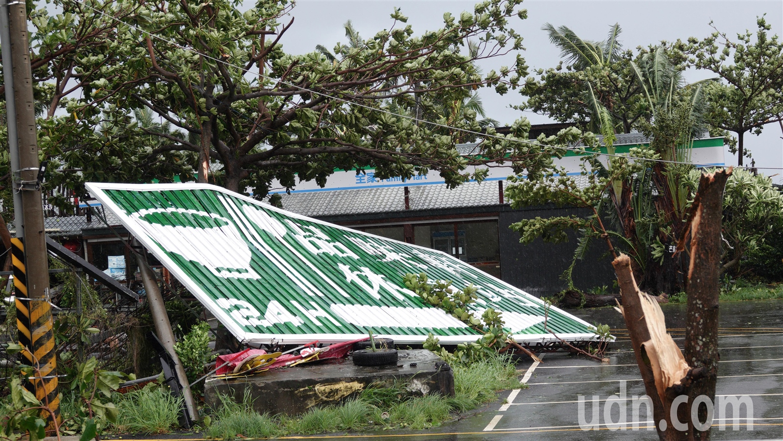 中颱小犬為南台灣帶來災情，屏鵝公路旁許多大型招牌被風吹到倒塌。記者劉學聖／攝影 