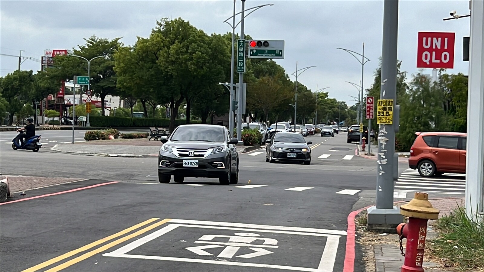 雲林斗六大學路二段路口的紅燈多達百秒，綠燈卻只有5秒；不少駕駛為了不想等很久的紅燈，往往會冒險搶快通過路口。記者陳苡葳／攝影 