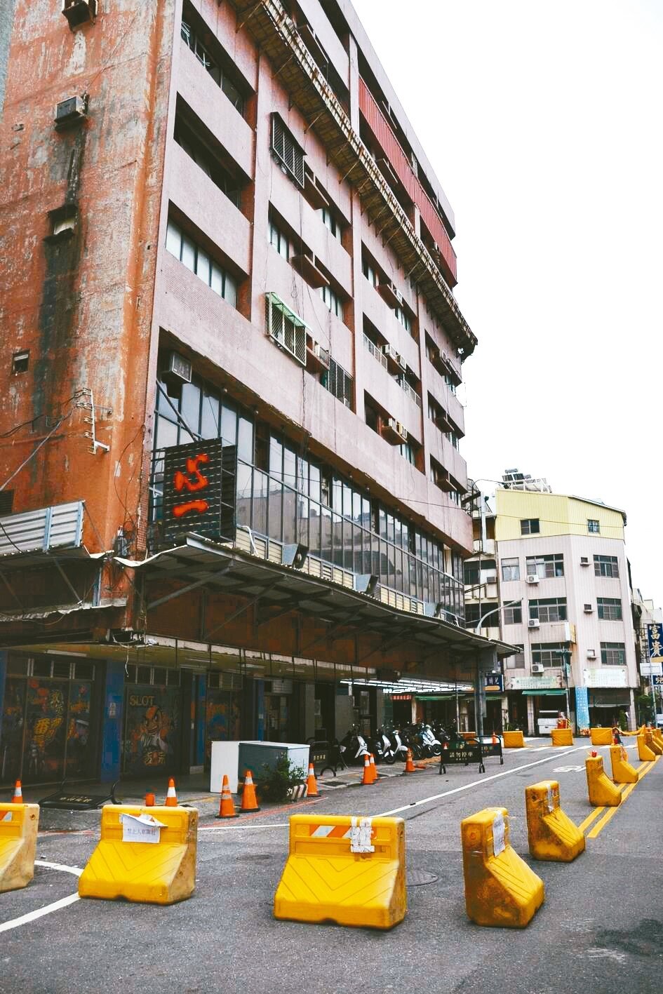 小犬颱風來襲,台南中西區的來亞大樓外牆磁磚、泥塊被吹落,下起磁磚雨,現場設警戒區。記者鄭惠仁/攝影