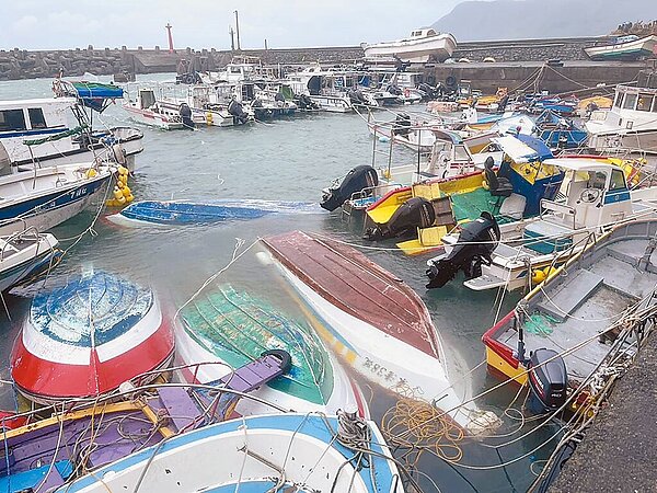 中颱小犬5日肆虐蘭嶼,吹起風速每秒95.2公尺陣風,打破126年紀錄,開元港內的船隻被吹翻沉沒,港口滿目瘡痍。(海巡署第一三岸巡隊提供/蔡旻妤台東傳真)