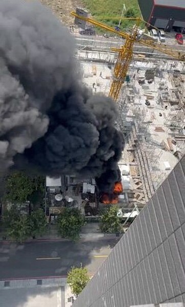 上月北屯敦富六街發生建築工地火警,黑煙如「蕈狀雲」般嚇壞居民。圖/讀者提供