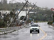 整排電線桿全斷…小犬颱風狂風暴雨襲恆春　直擊慘重災情