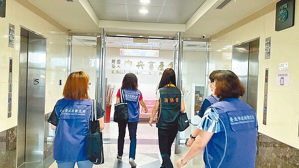 圖為台北市衛生局日前到中央畜產會稽查。(衛生局提供/蔡佩珈台北傳真)