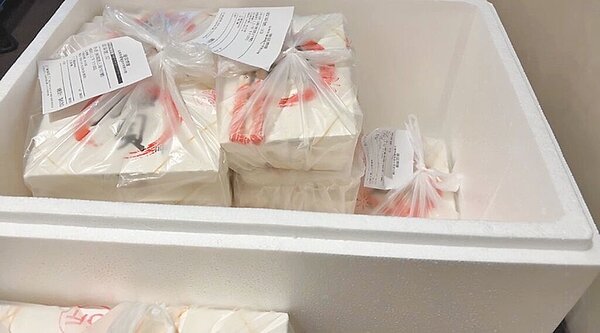 宜蘭縣一家便當店接到廠商訂購530個便當,不料5日宜蘭停班停課,廠商也取消訂單,讓已準備好食材的店家晴天霹靂。(民眾提供/吳佩蓉宜蘭傳真)