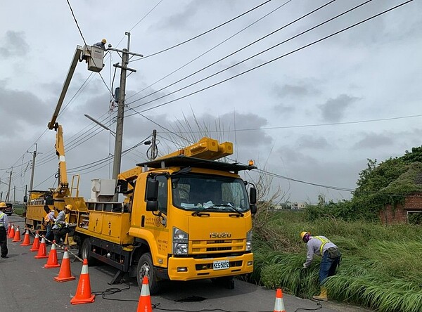 雲林縣仍有多處停電，台電人員搶修中。記者陳雅玲／翻攝