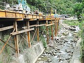 基福公路趕工　占道汙染魚群死