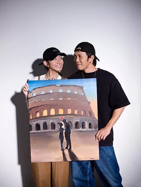 黃尚禾(右)獻上親手繪製具羅馬意涵的畫作向李千娜求婚。圖/米珞安影業提供