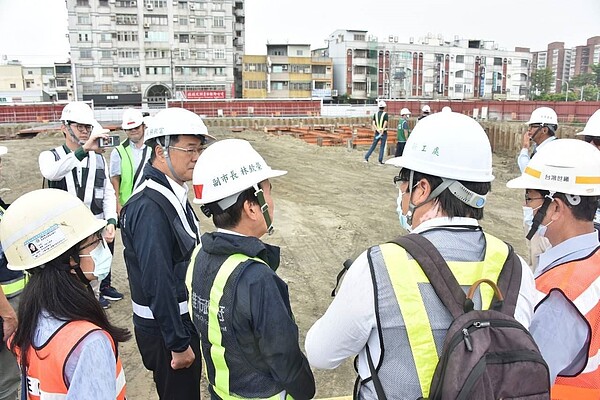 林欽榮6日率團視察岡山社宅施工情形。圖/高雄市工務局提供