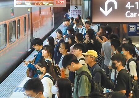 台鐵局因應112年國慶連假疏運需求,6日至11日期間再加開東線7列次、跨線9列次及南迴線2列次自強號列車,合計18列次。傍晚的台北車站,月台已湧現搭車返鄉的人潮。(粘耿豪攝)