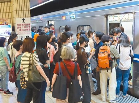 台鐵局因應112年國慶連假疏運需求，6日至11日期間再加開18列次。傍晚的台北車站，月台已湧現搭車返鄉的人潮。（粘耿豪攝）