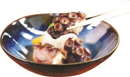 〈章魚柔煮〉是將章魚低溫浸泡在特製醬汁中三小時,口感柔軟且非常入味。圖∕姚舜