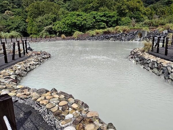 颱風帶來豐沛雨量,中山樓溫泉源頭也補充到了水源,出水量增加,公園處宣布前山公共浴室將於10月7日重新開放。圖/台北市公園處提供