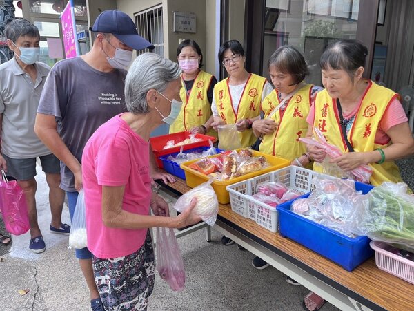 舊社社區發展協會於日前成立竹市第8座社區愛享冰箱據點，以「分享你多餘的食物、取用你需要的食物」理念幫助需要的人。新竹市政府提供
