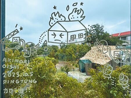 日本知名療癒系畫家大石曉規6日至屏東東港愛明眼科作畫,療癒的畫作遍及診所各角落,當中有幅「屏東加油」的畫作別具意義,是他向明揚爆炸案殉職的勇消及辛苦的醫護致敬所作。(謝佳潾攝)