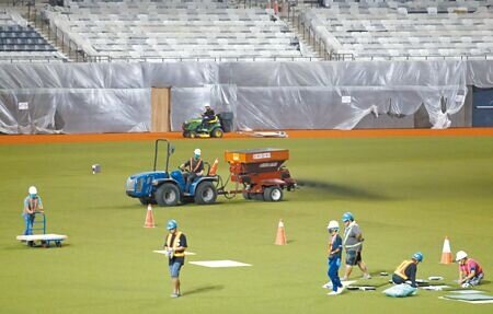 台北大巨蛋通過消防安檢測試。圖為過去台北市議會教育委員會視察球場的畫面。(本報資料照片)