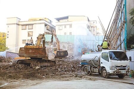 有鑑於9月7日台北市大直街開挖工地造成鄰房塌陷,自9月起將每月抽查改為全面檢查,同時也擴大受檢範圍,每月檢查結果建管處也將公告於建管處網站。圖為基泰大直事故現場。(本報資料照片)