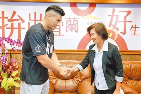 宜蘭縣長林姿妙(右)6日接見亞運輕艇競速項目男子C艇1000公尺金牌得主賴冠傑,賴冠傑盼能更上層樓、挑戰巴黎奧運。(李忠一攝)